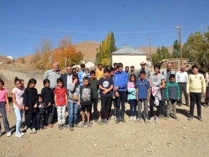 Okula Ulaşmak İçin Her Gün Kendi İmkanlarıyla 30 Kilometre Yol Gidiyorlar