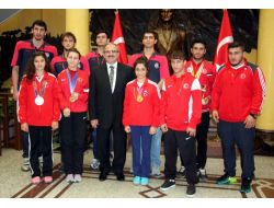 Vali Karaloğlu Şampiyon Sporcuları Ödüllendirdi