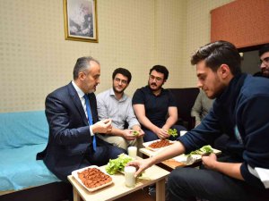 Üniversiteliler Su İndirimini Çiğ Köfte Partisiyle Kutladı