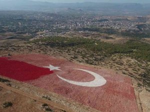 Dünyanın En Büyük Bayrağı Boyanıyor