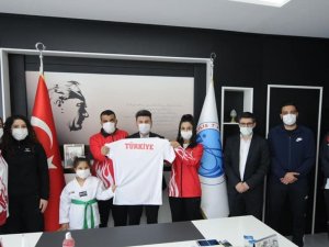 Tekvando Takımı Rektör Karacoşkun’la Bir Araya Geldi
