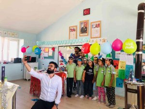 Dicle Üniversitesi Öğrencileri Köy Çocuklarına Hediye Götürdü