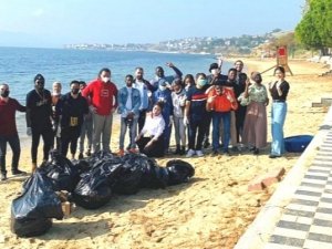 Tömer Öğrencileri Sahili Temizledi