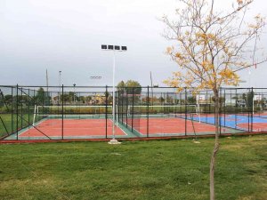 Van Büyükşehir Belediyesi Parklara Yeni Sosyal Donatılar Kurdu