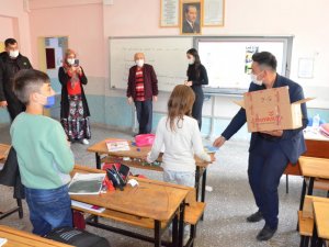 Emet’te Ortaokullara 570 Kitap