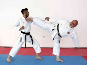 70’lik Karateci Gençlere Taş Çıkartıyor