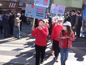 Öğrenciler Düdükle Yaya Önceliğine Dikkat Çektiler