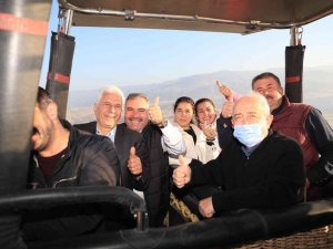Pamukkale’deki Muhtarlar, ‘Beyaz Cennet’i Gün Doğumu İle Havadan İzledi