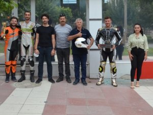Yumrukaya, Şampiyon Motorculara Başarılar Diledi