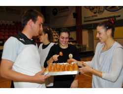 Genç'ten Basketbolculara Tatlı Destek