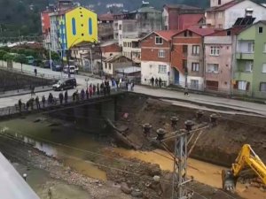 İ̇stinat Duvarı Çalışması Yapılan Yol Çöktü