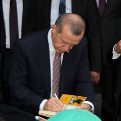 Cumhurbaşkanı Erdoğan'ın Rize'de İmzaladığı Kitap VİDEO İZLE