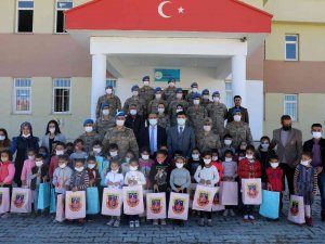 Gi̇mer’den Bin Çocuğa Kırtasiye Yardım