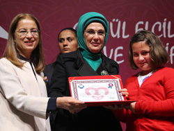 Emine Erdoğan, “Gönül Elçileri Projesi” Koruyucu Aile Sertifika Töreni’ne Katıldı