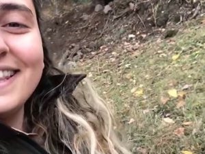 Orman Muhafaza Memuru Genç Kadın Ayı İle Özçekim Yaptı