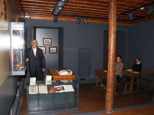 Şair Ve Yazarların Anısı Balmumu Heykellerle Yaşatılıyor