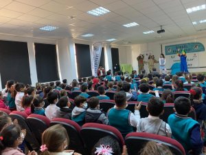 Bingöl’de Öğrencilere Bağımlılık Ve Şiddetle Mücadele Konulu Tiyatro Gösterimi