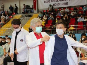Tıp Fakültesi’nin 360 Öğrencisi Beyaz Önlüklerini Törenle Giydi