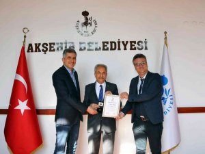 Başkan Akkaya’ya Kızılay’dan Bronz Madalya
