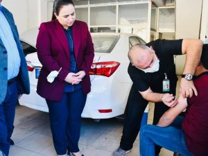 Kaymakam Nazlı Demir Sağlık Ekipleriyle Sanayi Esnafını Aşına İkna Etti