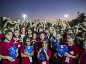 Kız Çocuklarına Burs İmkanı Verecek ‘İ̇lham Veren Adımlar’ Kitabı, Kır Çiçekleriyle Buluştu
