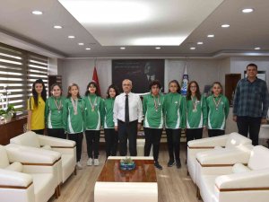 Salihlili Yüzücüler Madalyalarla Döndü