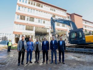 İ̇negöl Hükümet Konağı’nın Yıkımı Yapıldı