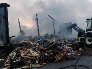 Seyir Halindeki Tırın Dorsesi Alev Alev Yandı