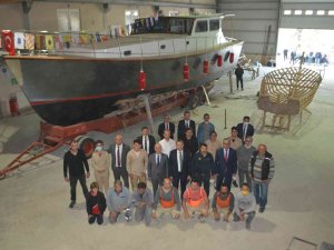 Denizcilik Lisesi Öğrencileri 15 Metre Boyunda Tekne Yaptı