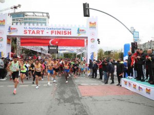 Zeytinburnu’nda Bin Spor Tutkunu Cumhuriyet Koşusu’nda Ter Döktü