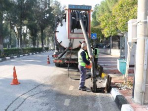 Manisa Merkezde 9 Bin Yağmur Suyu Izgarası Temizlendi