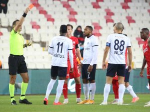 Adana Demirspor’da Babajide Akintola Kırmızı Kart Gördü
