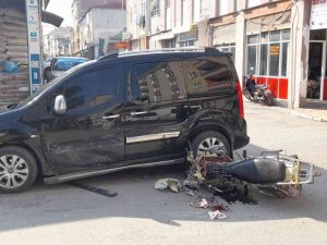 Hafif Ticari Araçla Motosiklet Çarpıştı: 1 Yaralı