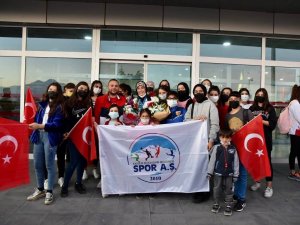 Hayriye Türksoy Hançer Çiçeklerle Karşılandı