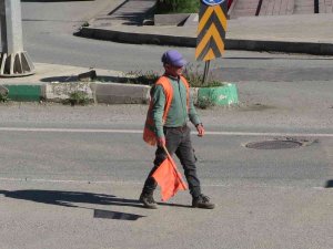 Artvin’de Yol Güvenliğini Sağlayan İşçi Araç Geçişlerini Orkestra Şefi Gibi Yönetiyor