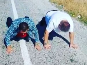 Ünlü Sanatçı Kaybettiği İddia Yüzünden Yol Kenarında Şınav Çekti