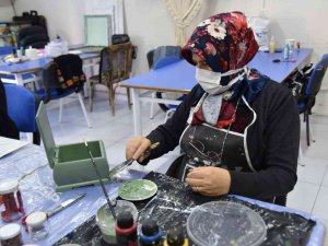 Yunusemre’de Kadınlar Ahşaba Hayat Veriyor