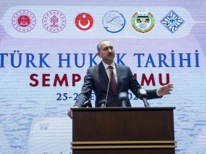 Adalet Bakanı Gül: “Hukuk Tarihi, Bugünün Hukuk İnşasında Olduğu Kadar Genel Olarak Hukukun Anlaşılmasında En Büyük Araç, En Önemli Bilim Dallarından Birisidir”