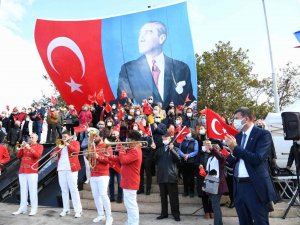 Kadıköy’de 29 Ekim Cumhuriyet Meşalesi Yakıldı