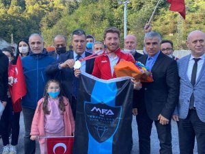 Sönmez Çiçeklerle Karşılandı