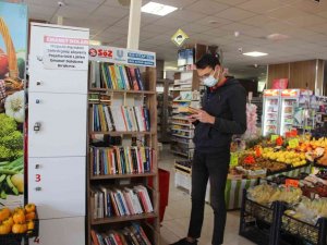 Bu Markete Gelenler Biryandan Alışveriş Yapıp Biryandan Da Kitap Okuyor