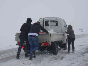 Sahara Geçidi’nde Kar Ve Tipi