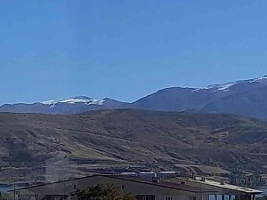 Bitlis’in Yüksek Kesimlerine Mevsimin İlk Karı Yağdı