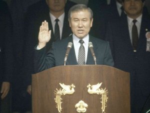 Eski Güney Kore Devlet Başkanı Roh Hayatını Kaybetti