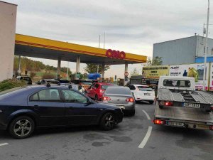 Çekler Ucuz Akaryakıt İstasyonlarında Uzun Kuyruklar Oluşturdu