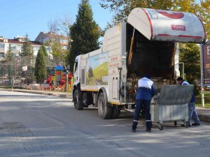 Çöp Konteynırları Yıkanarak Temizleniyor