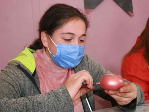 Bu Merkezde Kadınlar Para Kazanabilecekleri Beceriler Kazanıyor