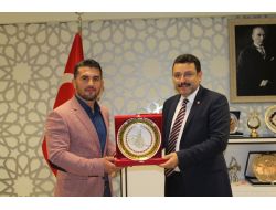 Başkan Genç'ten Milli Güreşçi Selçuk Çebi’ye Cumhuriyet Altını