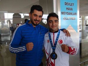 Dünya Üçüncüsü Milli Kick Boksçu Ersayar’a Coşkulu Karşılama