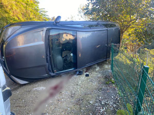 Rize’de Devrilen Aracın Sürücüsü Ağır Yaralandı